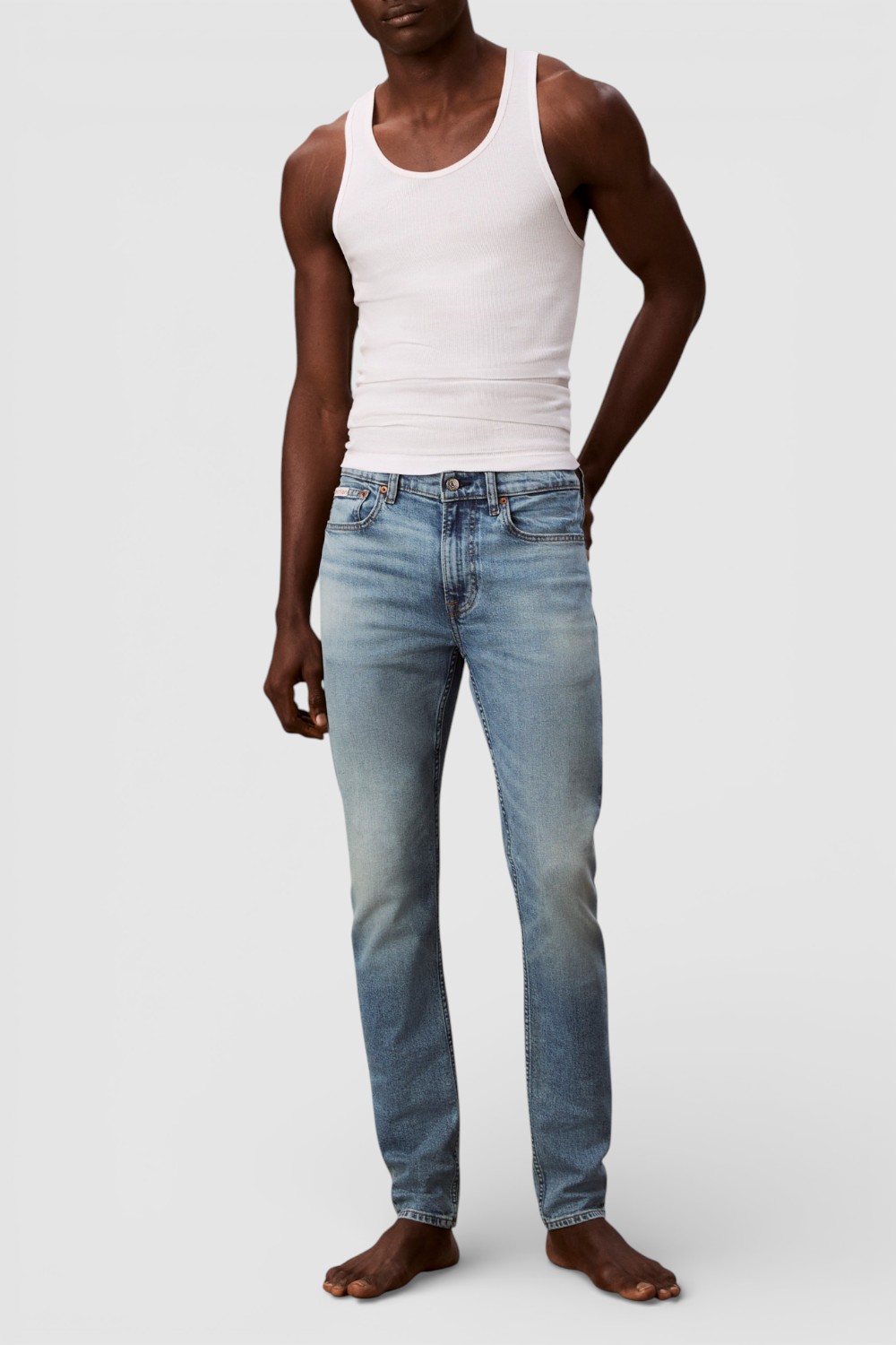 תמונת כל הלוק של מכנסי ג'ינס בגזרת סלים